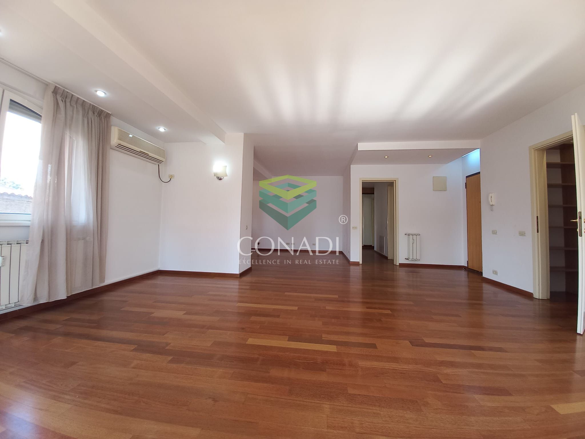 Apartament  de vanzare 3 camere / Primaverii